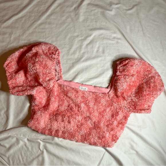 Le Lis 3D flower cropped top with side zipper closure. - Picture 4 of 5